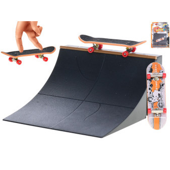 Skateboard 9,5cm kov s rampou na kartě